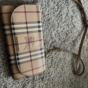 Selling this pre loved Burberry wallet on chain!